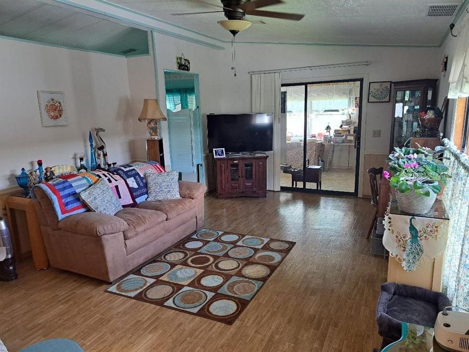 For Sale: $159,000 (2 beds, 2 baths, 1341 Square Feet)