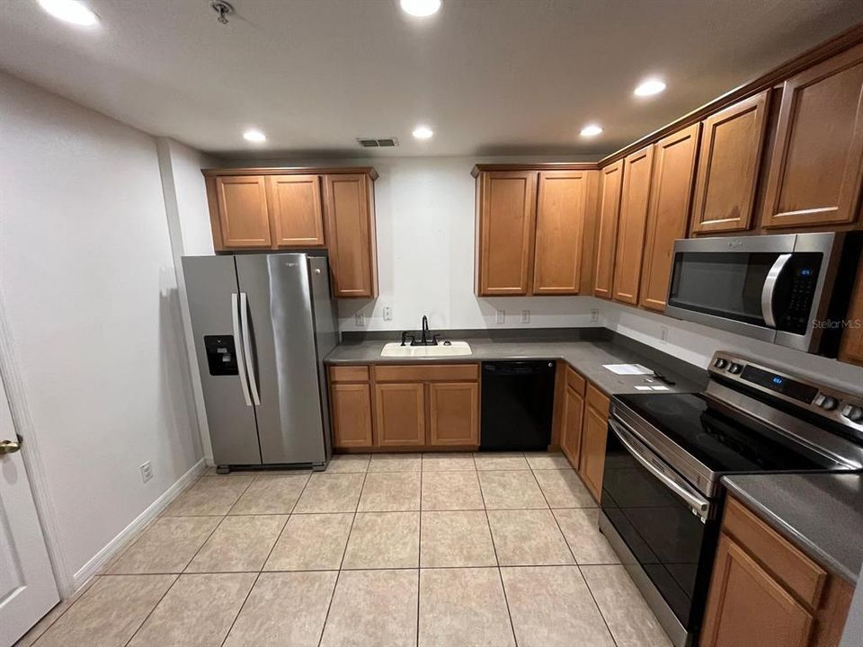 For Rent: $2,100 (3 beds, 2 baths, 1807 Square Feet)