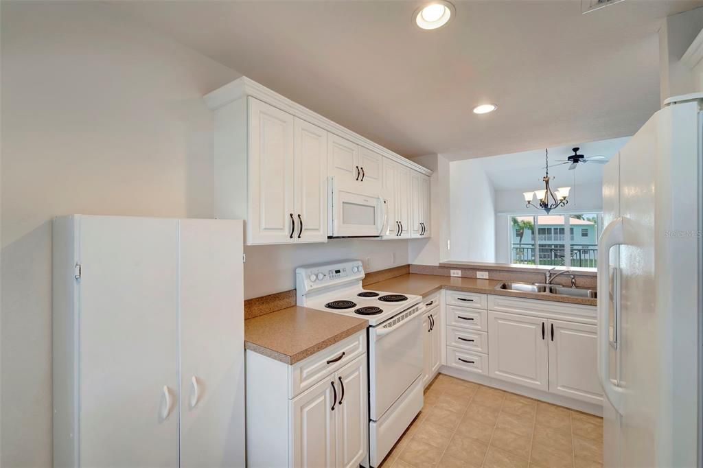 For Sale: $239,000 (2 beds, 2 baths, 1168 Square Feet)