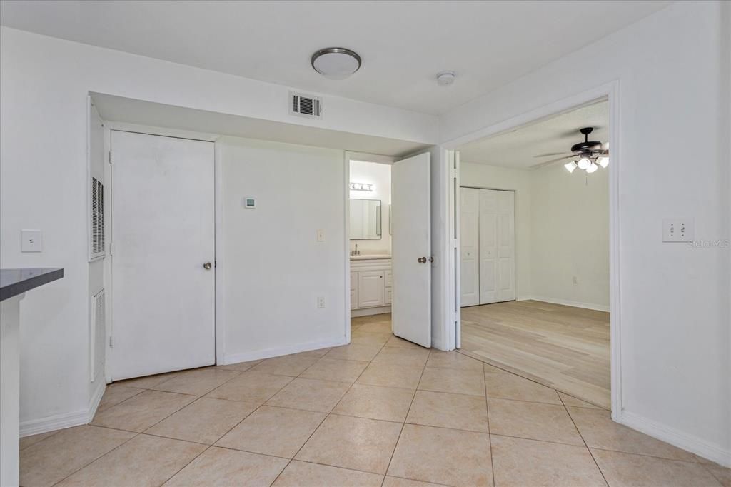 For Sale: $185,000 (2 beds, 2 baths, 967 Square Feet)