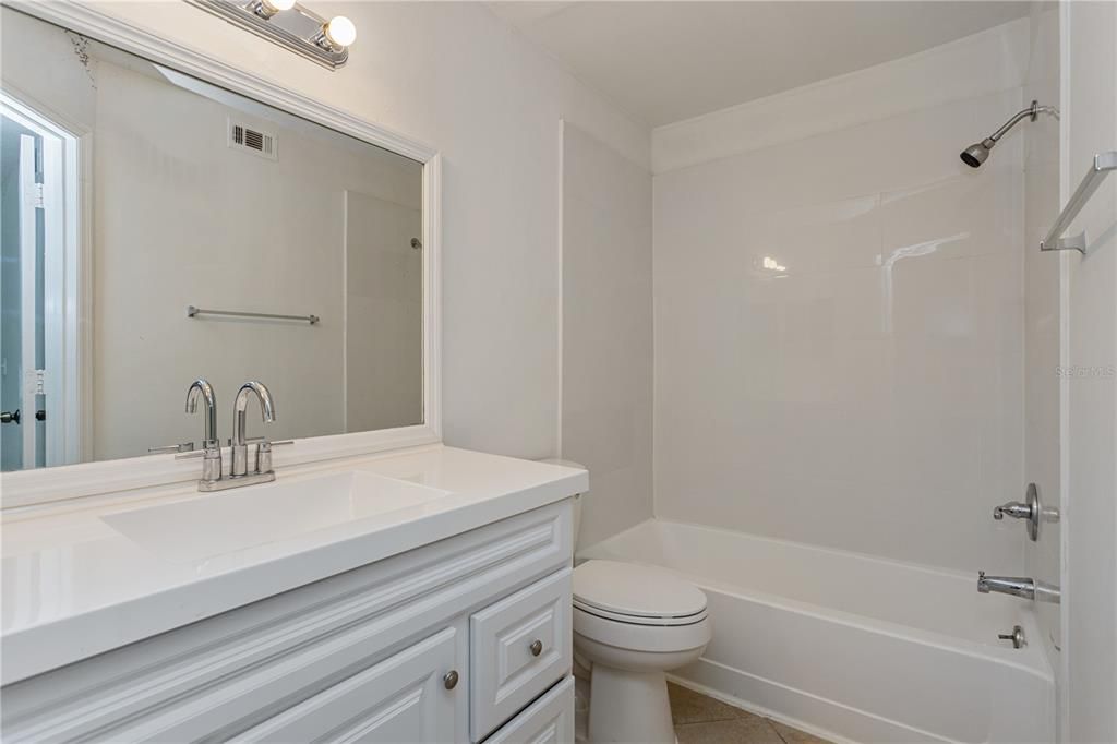 For Sale: $185,000 (2 beds, 2 baths, 967 Square Feet)