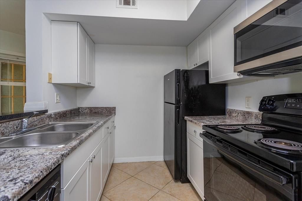 For Sale: $185,000 (2 beds, 2 baths, 967 Square Feet)