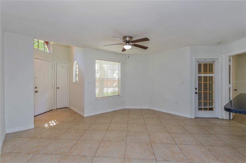 For Sale: $185,000 (2 beds, 2 baths, 967 Square Feet)