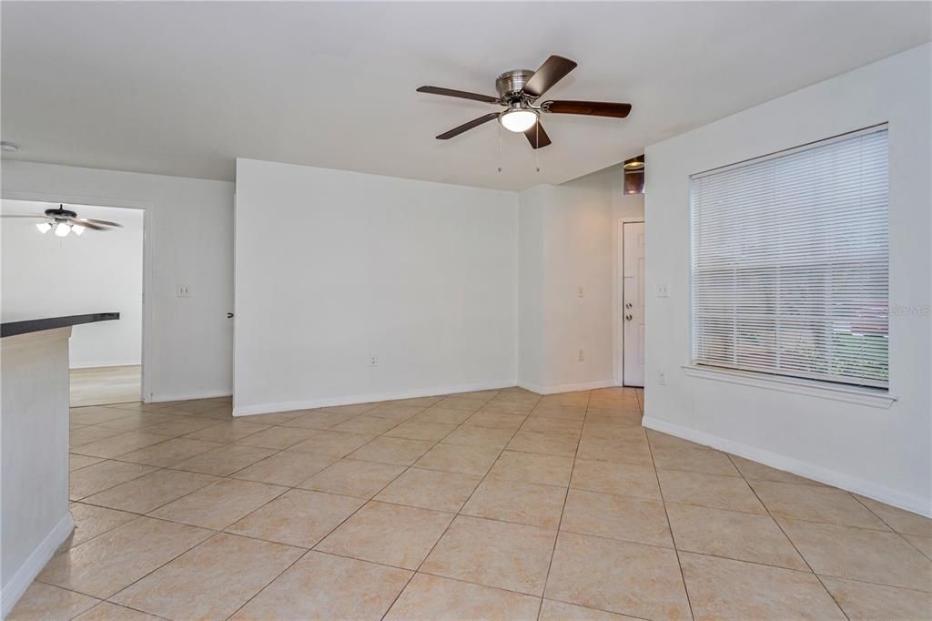 For Sale: $185,000 (2 beds, 2 baths, 967 Square Feet)