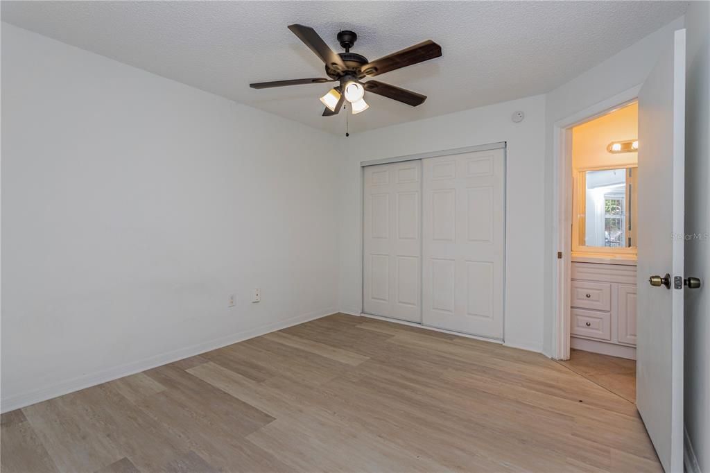 For Sale: $185,000 (2 beds, 2 baths, 967 Square Feet)