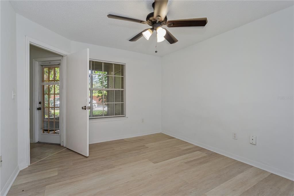 For Sale: $185,000 (2 beds, 2 baths, 967 Square Feet)