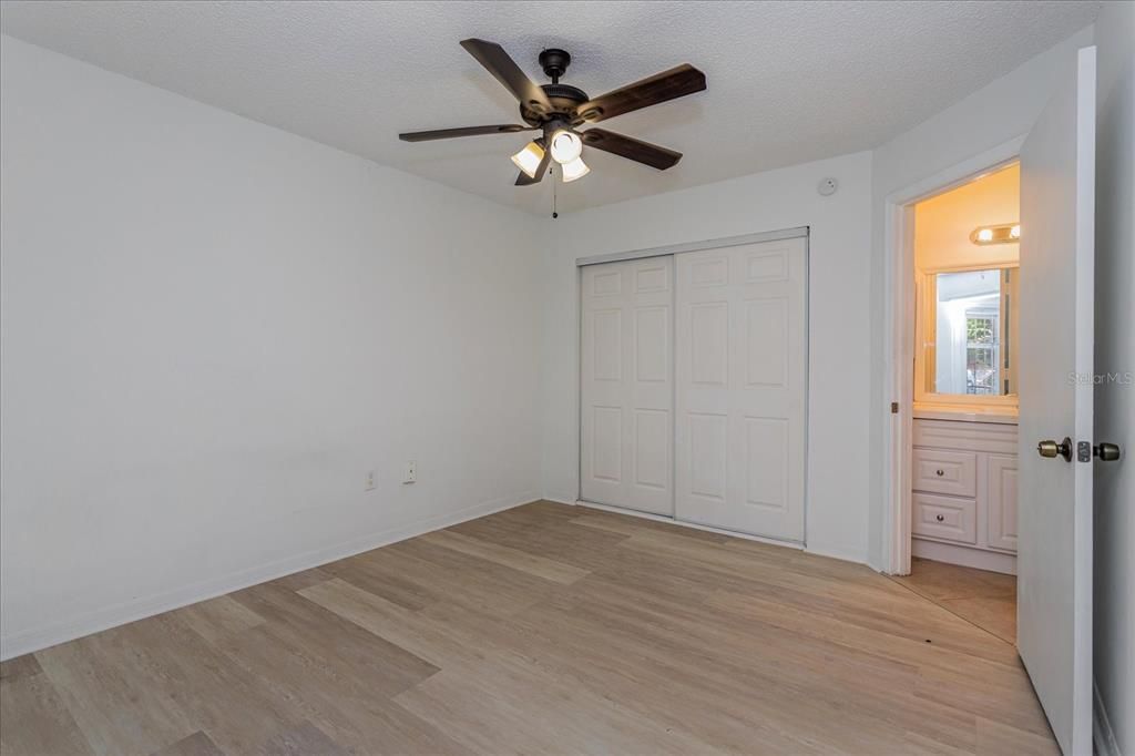 For Sale: $185,000 (2 beds, 2 baths, 967 Square Feet)