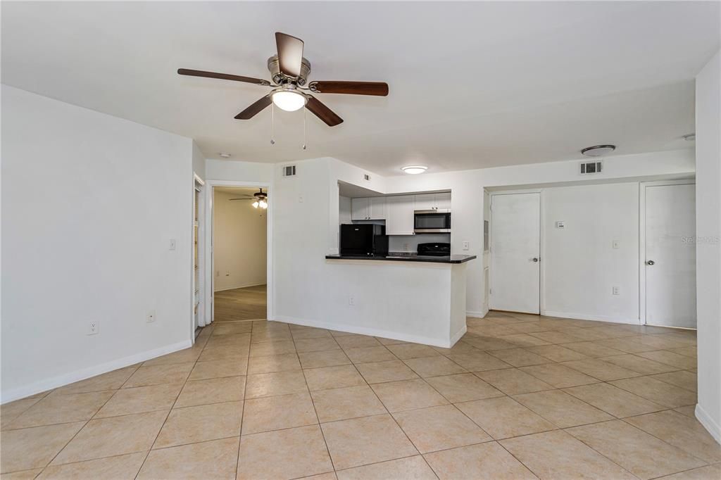 For Sale: $185,000 (2 beds, 2 baths, 967 Square Feet)