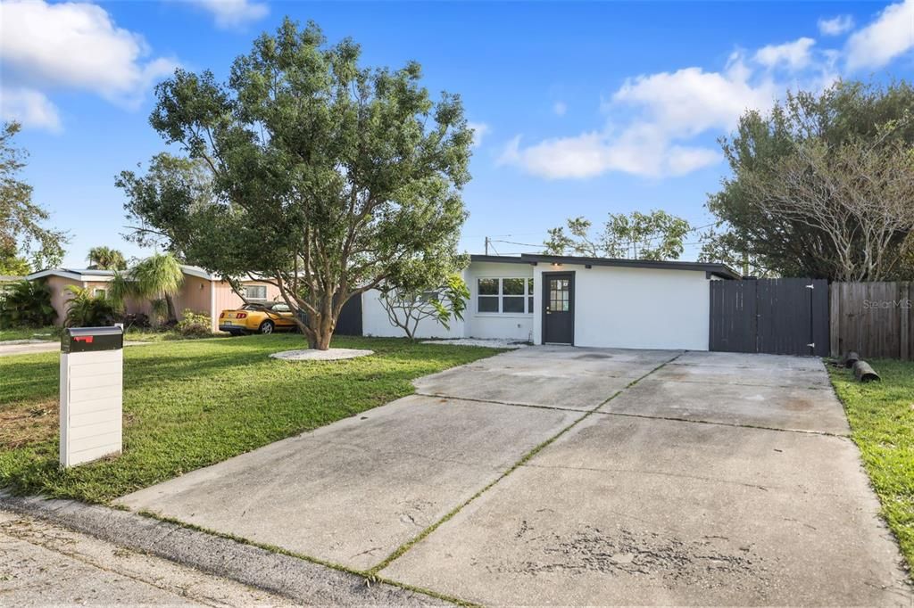 Active With Contract: $425,000 (4 beds, 2 baths, 1424 Square Feet)