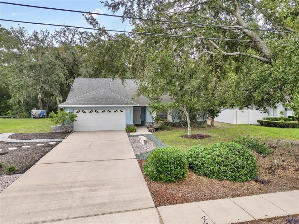 For Sale: $399,000 (3 beds, 2 baths, 1719 Square Feet)