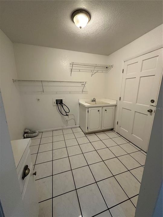 For Rent: $2,000 (3 beds, 2 baths, 1915 Square Feet)