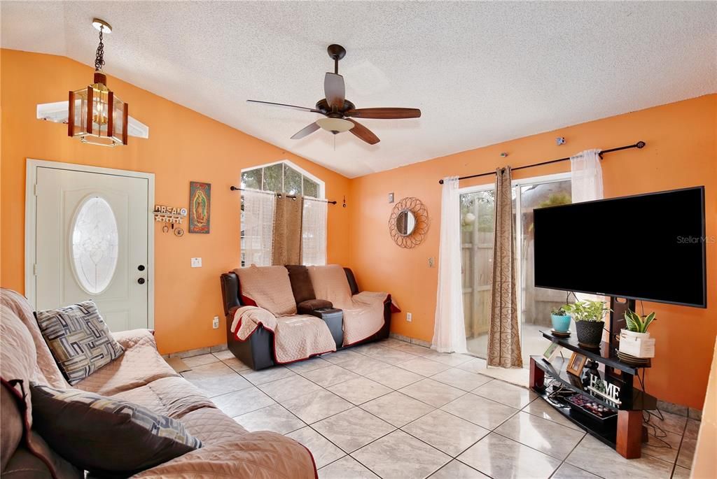 For Sale: $299,000 (3 beds, 2 baths, 1030 Square Feet)