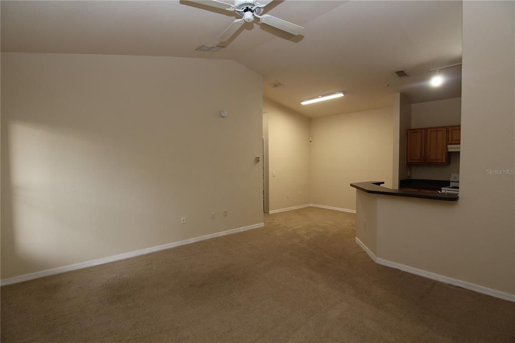 For Rent: $1,250 (1 beds, 1 baths, 713 Square Feet)