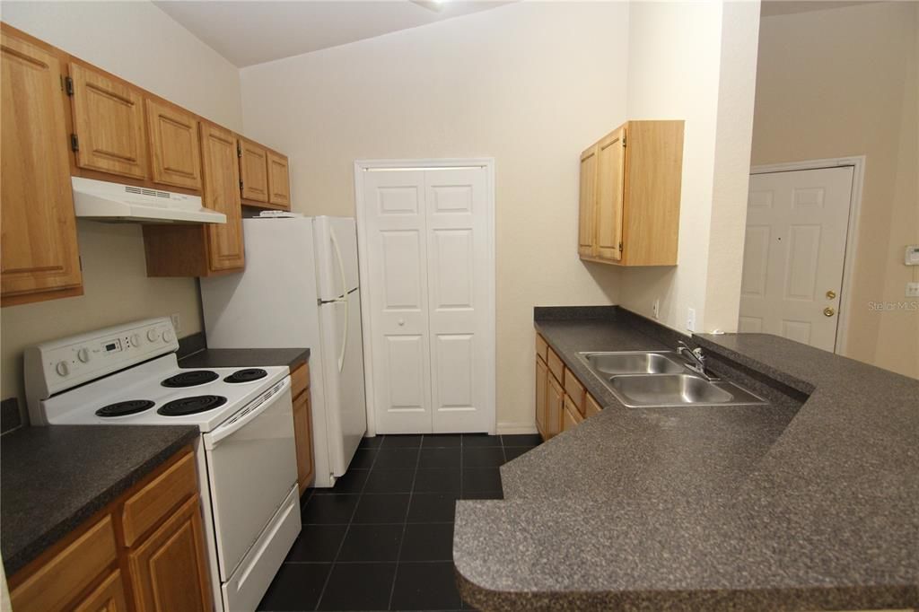 For Rent: $1,250 (1 beds, 1 baths, 713 Square Feet)