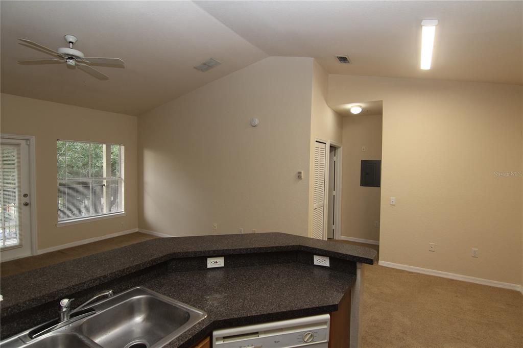 For Rent: $1,250 (1 beds, 1 baths, 713 Square Feet)