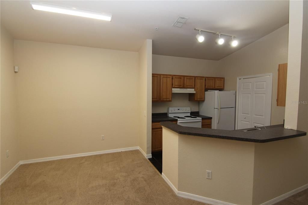 For Rent: $1,250 (1 beds, 1 baths, 713 Square Feet)