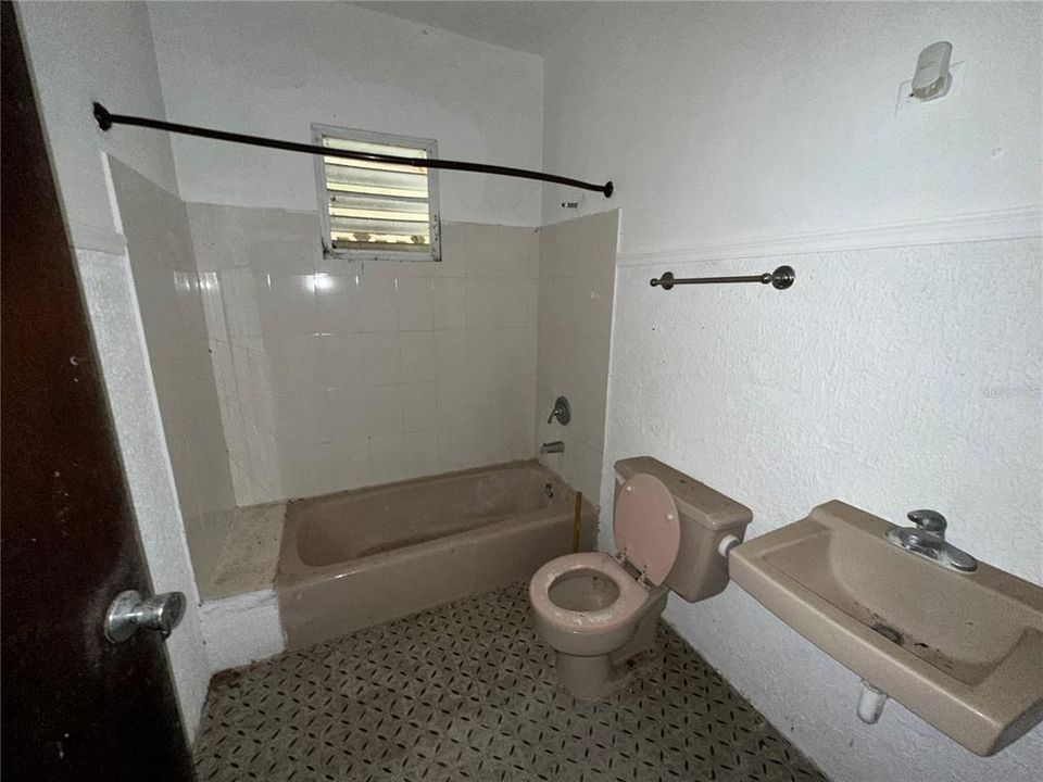 For Sale: $125,000 (3 beds, 2 baths, 1357 Square Feet)