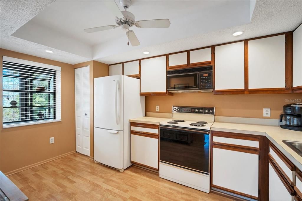 For Sale: $239,900 (2 beds, 2 baths, 1115 Square Feet)