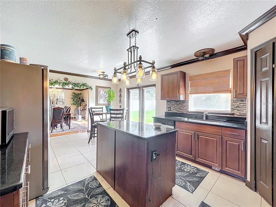 For Sale: $475,000 (5 beds, 2 baths, 2916 Square Feet)