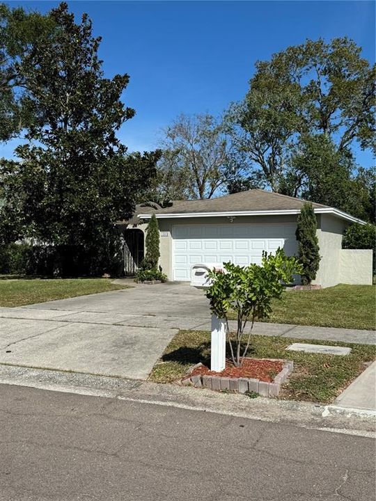 Active With Contract: $369,000 (3 beds, 2 baths, 2024 Square Feet)