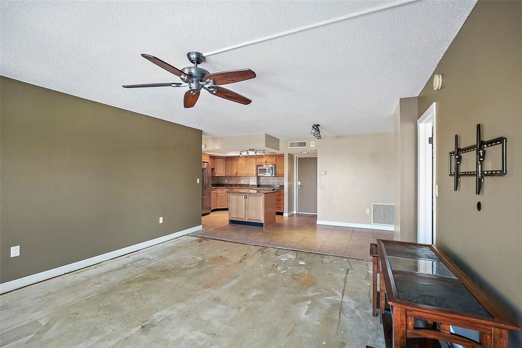 For Sale: $299,900 (2 beds, 2 baths, 1130 Square Feet)