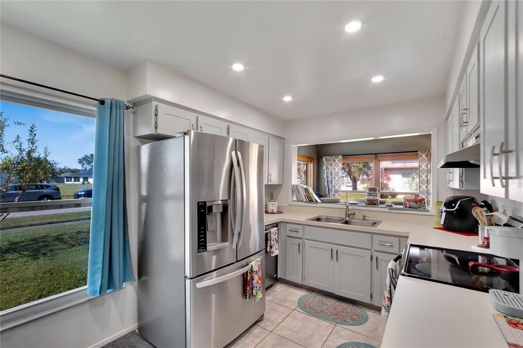 For Sale: $349,900 (2 beds, 2 baths, 1240 Square Feet)