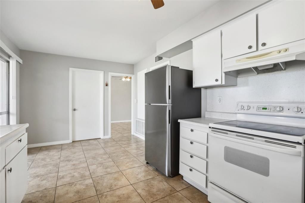 For Sale: $169,900 (1 beds, 1 baths, 910 Square Feet)