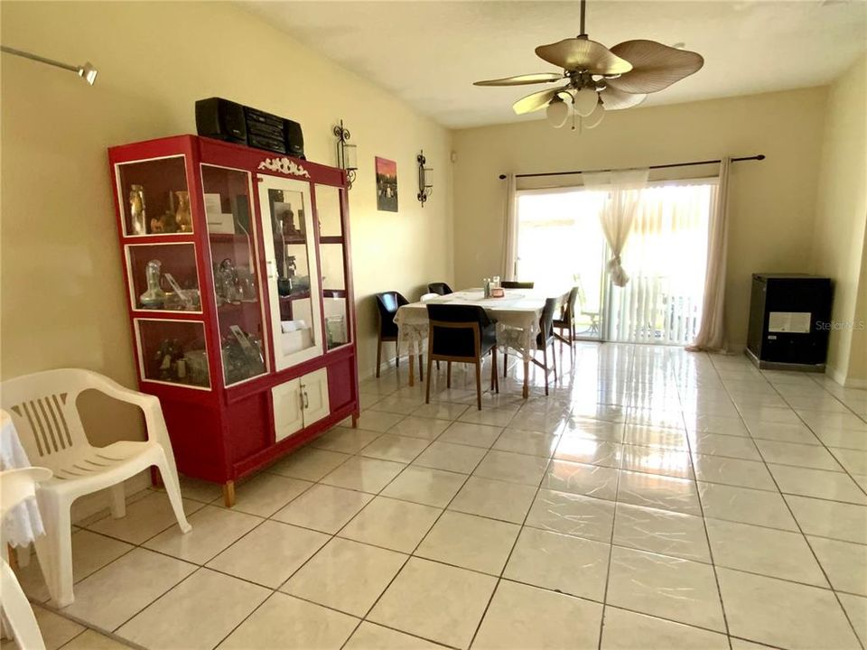 En Venta: $398,000 (4 camas, 2 baños, 1936 Pies cuadrados)