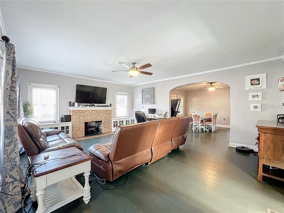 For Sale: $395,000 (2 beds, 1 baths, 1690 Square Feet)