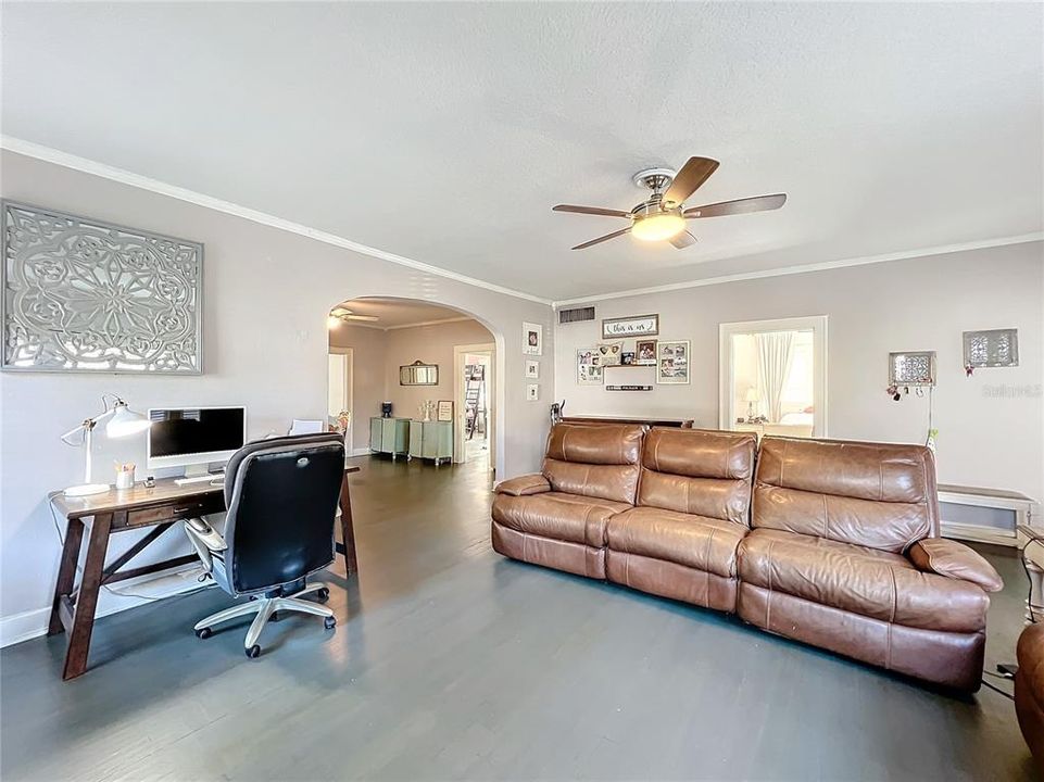 For Sale: $395,000 (2 beds, 1 baths, 1690 Square Feet)