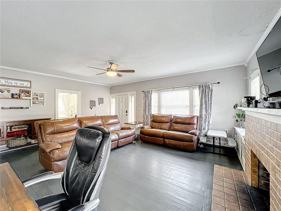 For Sale: $395,000 (2 beds, 1 baths, 1690 Square Feet)