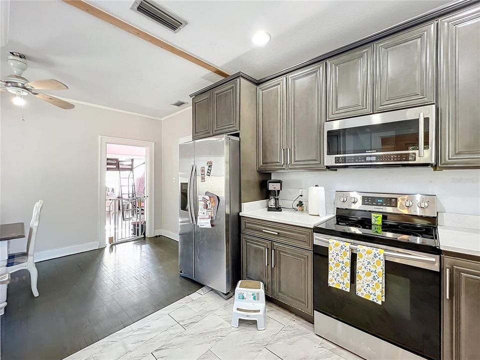 For Sale: $395,000 (2 beds, 1 baths, 1690 Square Feet)