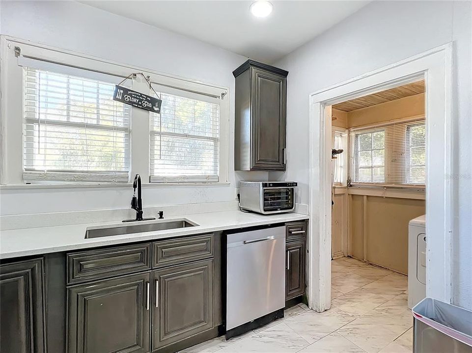 For Sale: $395,000 (2 beds, 1 baths, 1690 Square Feet)