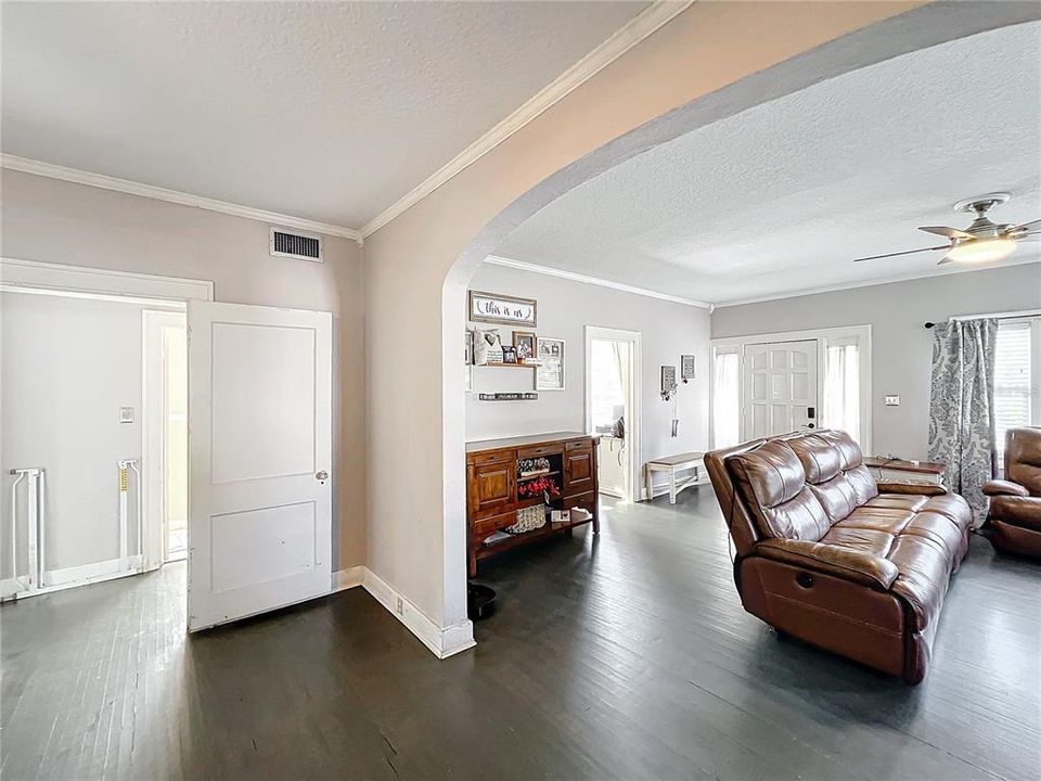 For Sale: $395,000 (2 beds, 1 baths, 1690 Square Feet)