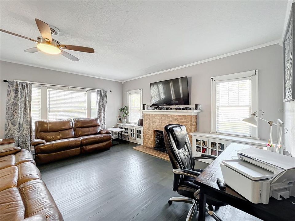 For Sale: $395,000 (2 beds, 1 baths, 1690 Square Feet)