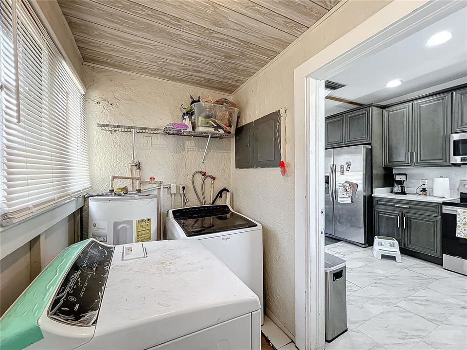 For Sale: $395,000 (2 beds, 1 baths, 1690 Square Feet)