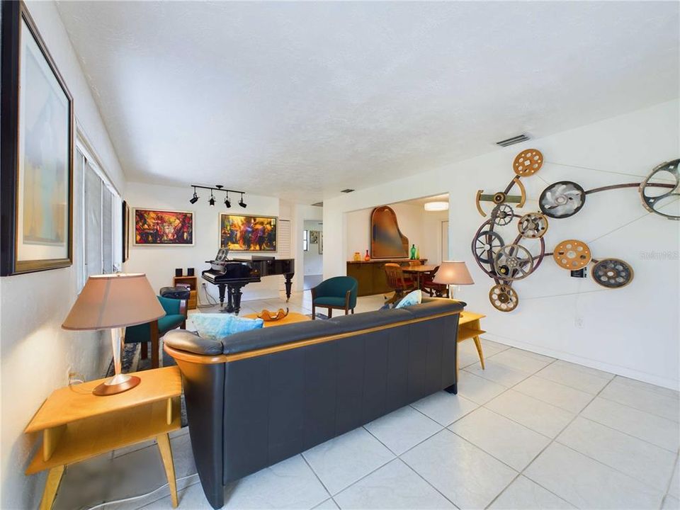 For Sale: $429,000 (2 beds, 1 baths, 1349 Square Feet)