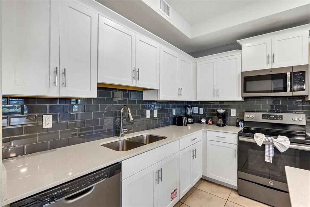 For Sale: $349,900 (2 beds, 2 baths, 1196 Square Feet)