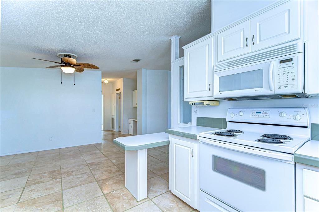 For Sale: $199,900 (2 beds, 2 baths, 1161 Square Feet)