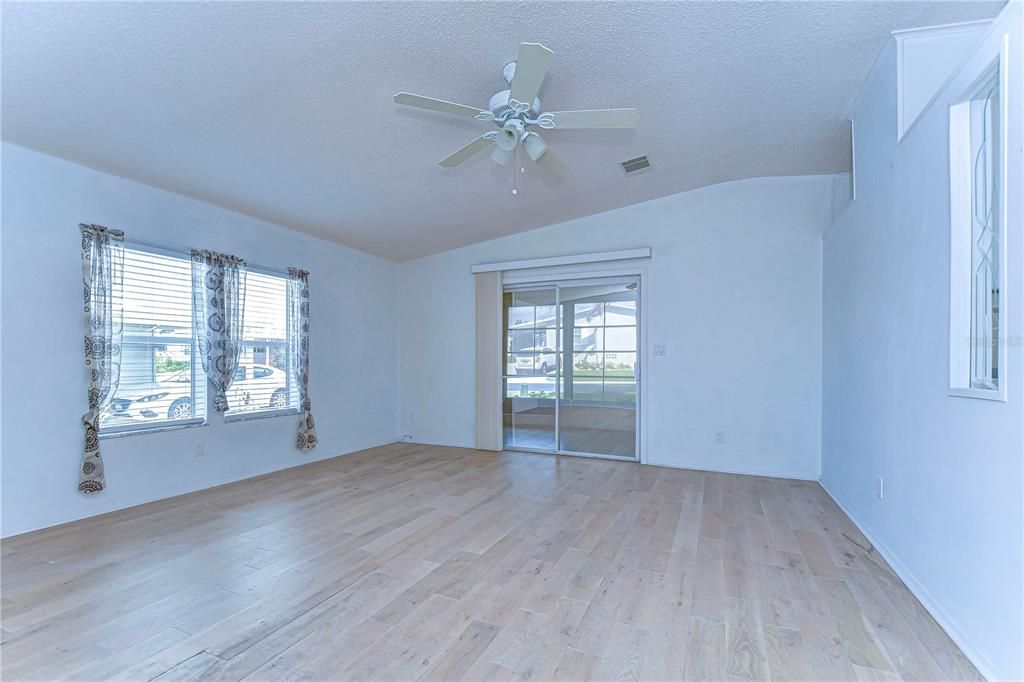 For Sale: $199,900 (2 beds, 2 baths, 1161 Square Feet)