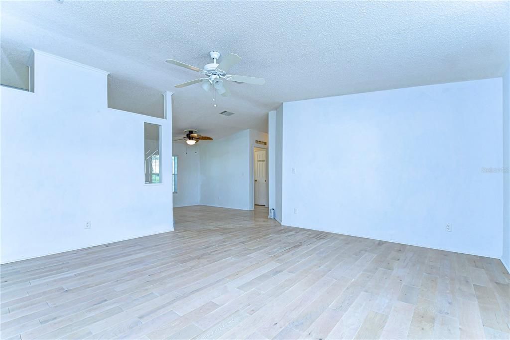 For Sale: $199,900 (2 beds, 2 baths, 1161 Square Feet)