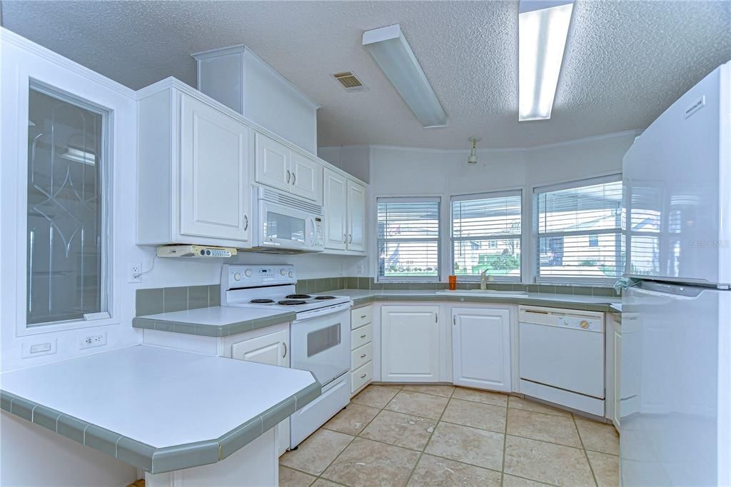 For Sale: $199,900 (2 beds, 2 baths, 1161 Square Feet)