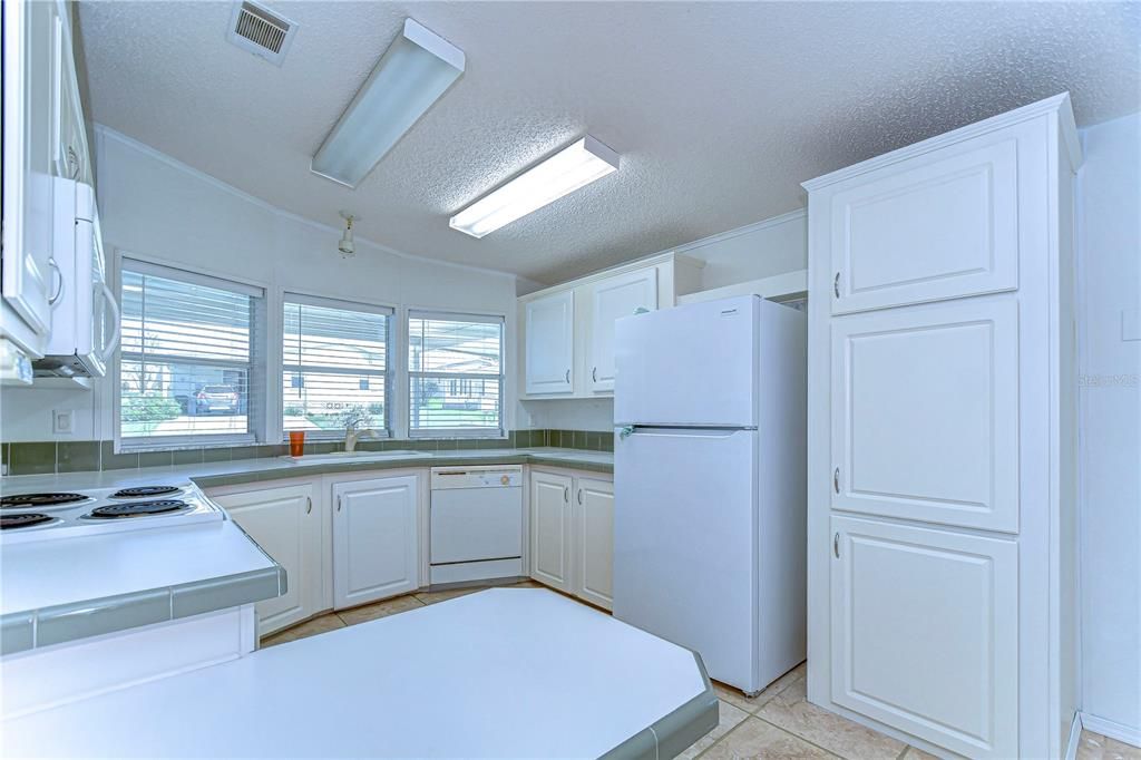 For Sale: $199,900 (2 beds, 2 baths, 1161 Square Feet)