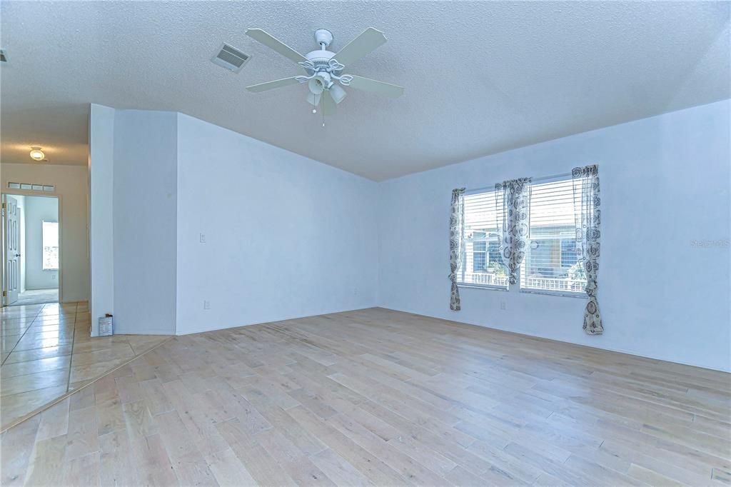 For Sale: $199,900 (2 beds, 2 baths, 1161 Square Feet)