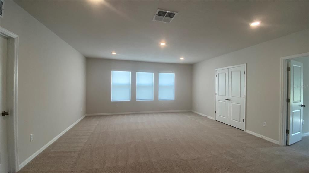 Large Bonus Room w/ Closet