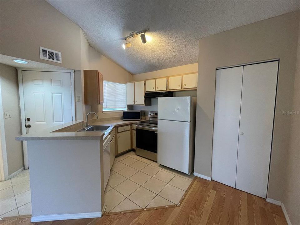 For Rent: $1,095 (1 beds, 1 baths, 526 Square Feet)