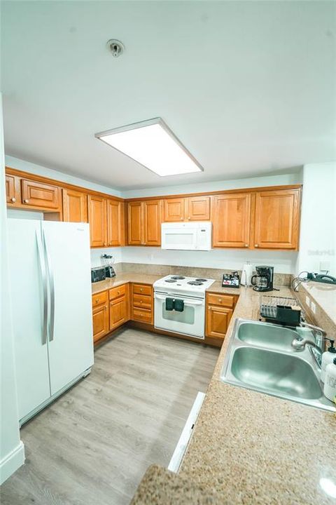 For Sale: $377,000 (2 beds, 2 baths, 1078 Square Feet)