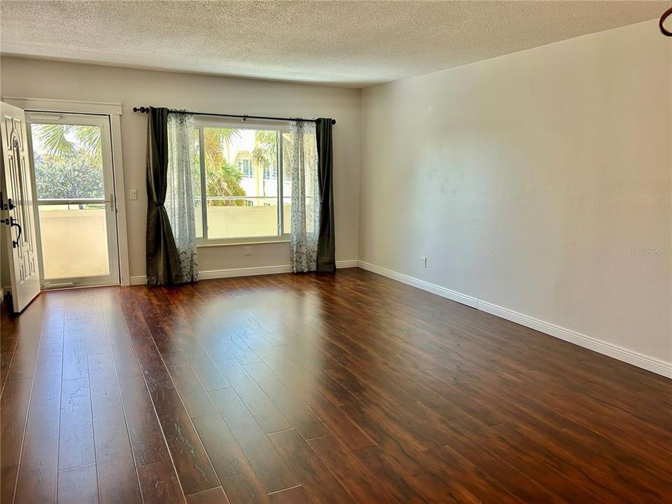 For Sale: $229,000 (2 beds, 2 baths, 1400 Square Feet)