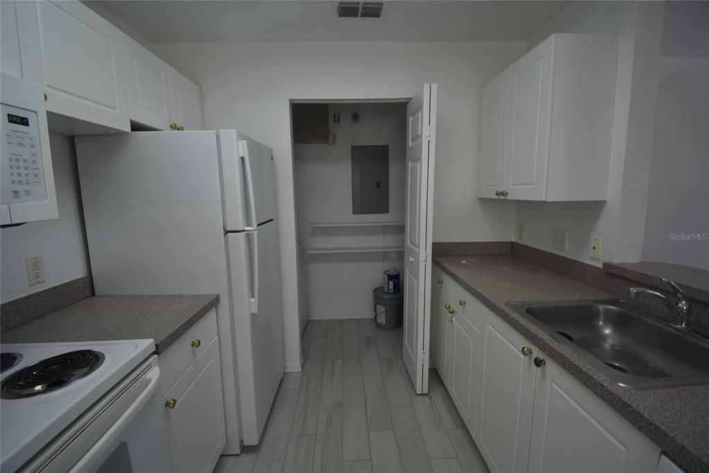 For Rent: $1,400 (1 beds, 1 baths, 708 Square Feet)