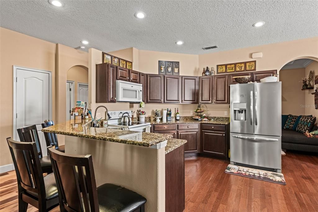 Informal dining at the breakfast bar is great for entertaining.